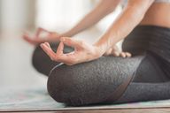 Frau meditiert, Yoga