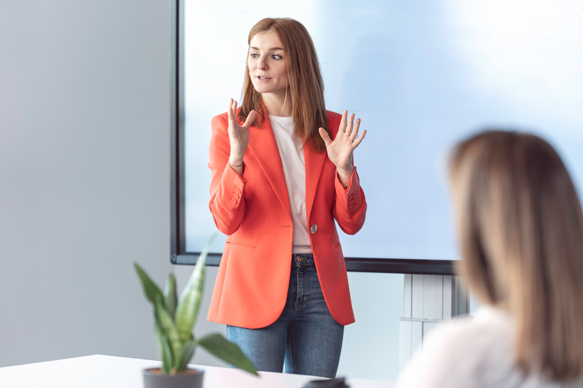 Frau präsentiert im Meeting