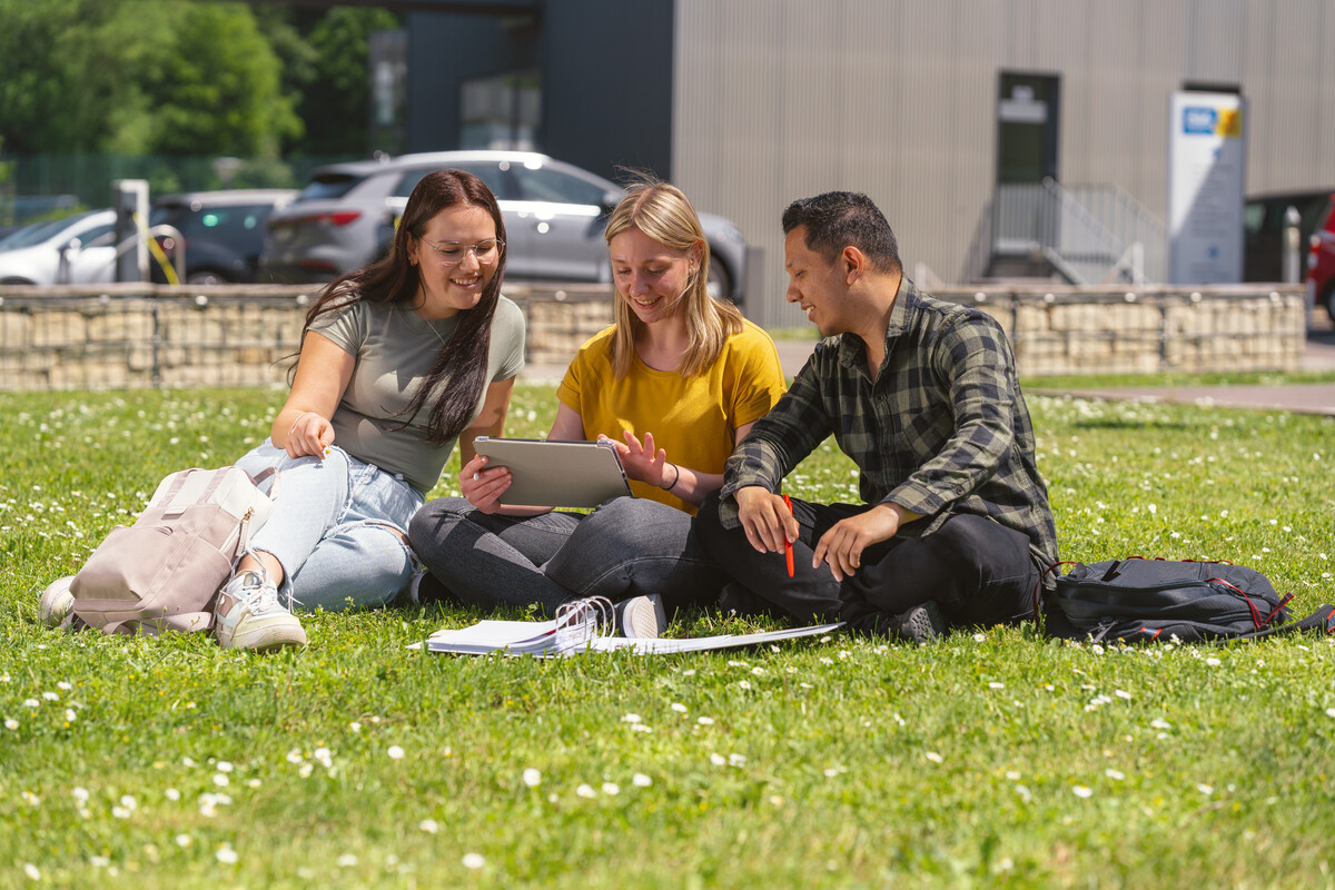 Studierende auf dem Campus