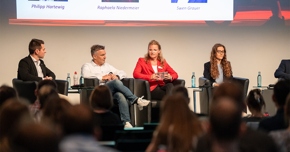 Philipp Hartewig (links im Bild) auf dem Aufstiegskongress 2023